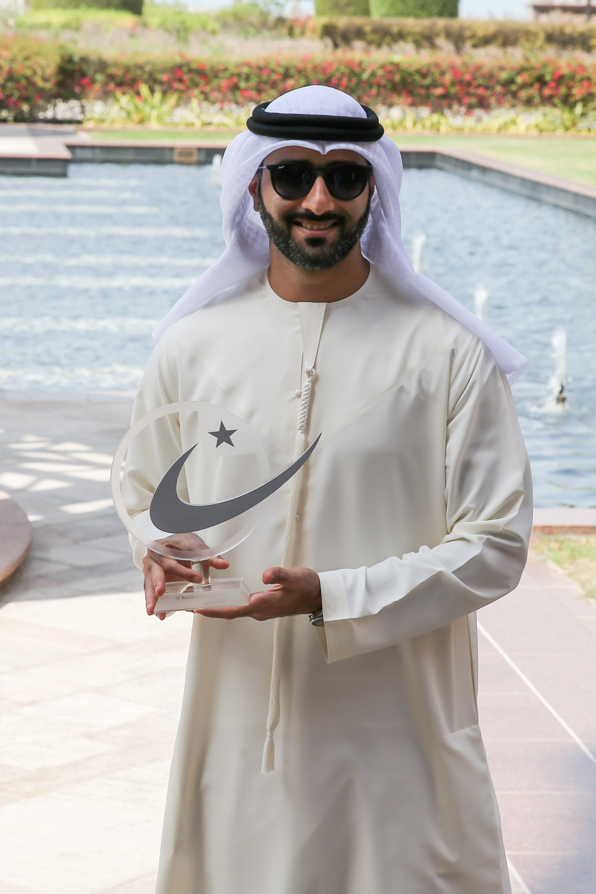 غسان فرج الله يحمل جائزة الشيخ خليفة
