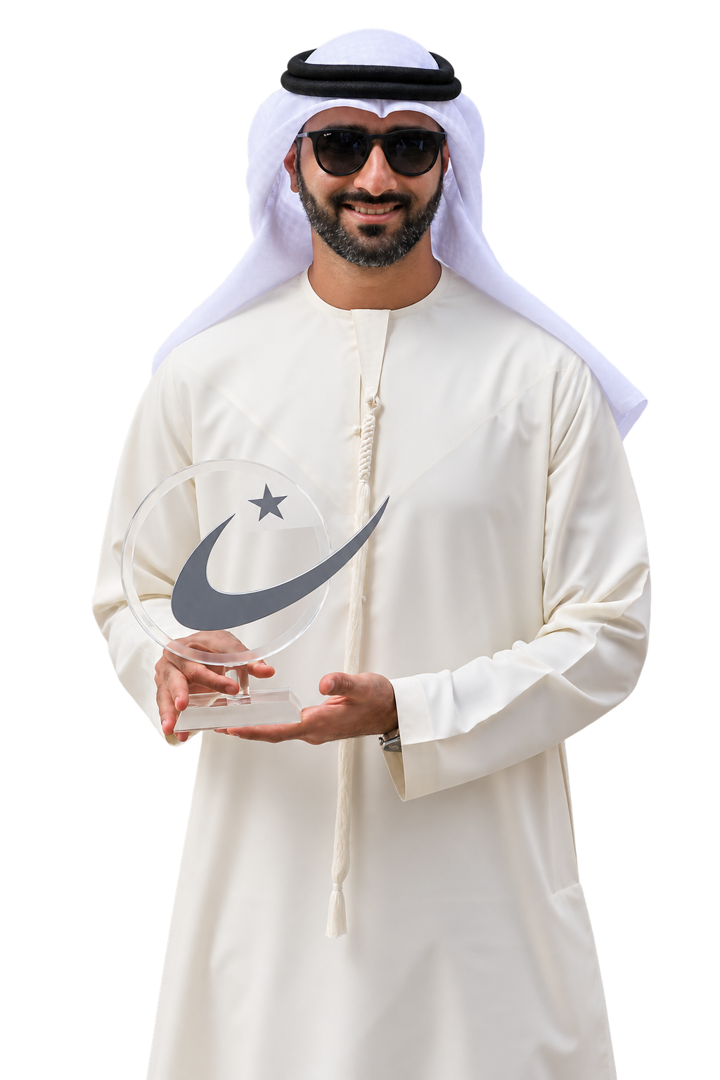 غسان بالزي الإماراتي يحمل الجائزة في مشهد تحريري مولّد